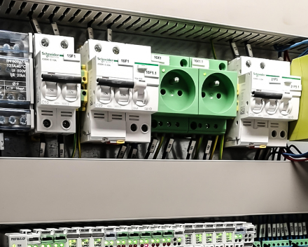 Bordenbouw voor bedrijven door bordenbouwer met ervaring_Electro D'Haene
