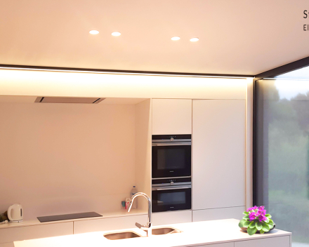 Sfeervolle verlichting door combinatie van ledstrip met spots in de keuken