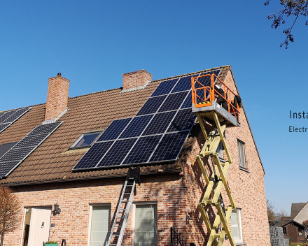 Hier ziet u hoe Electro D'Haene de montage doet voor zonnepanelen bij particulieren