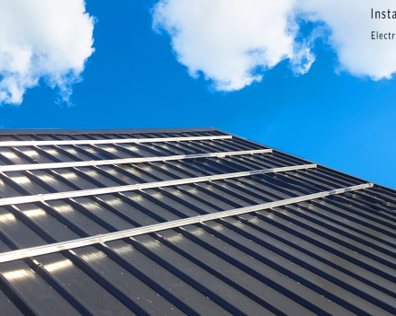 Hier ziet u hoe Electro D'Haene de montage doet voor zonnepanelen bij bedrijven